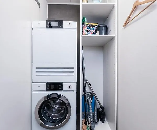 Luxury Davos Apt For 4 With Panorama Terrace & 5-Star Hotel Spa Access 다보스