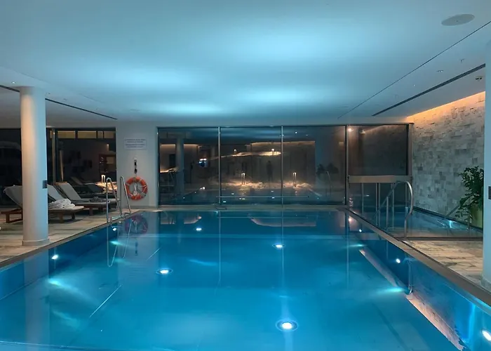 Luxury Davos Apt For 4 With Panorama Terrace & 5-Star Hotel Spa Access *